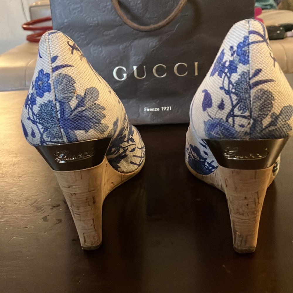 Gucci blue and white floral print canvas peep toe wedge sandal heels - Picture 5 of 8